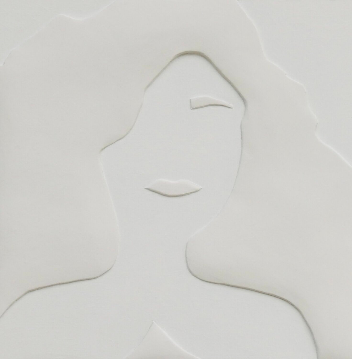 Présence silencieuse, bas-relief de Nadine Hardy, technique mixte, 30 × 30 cm, 2025