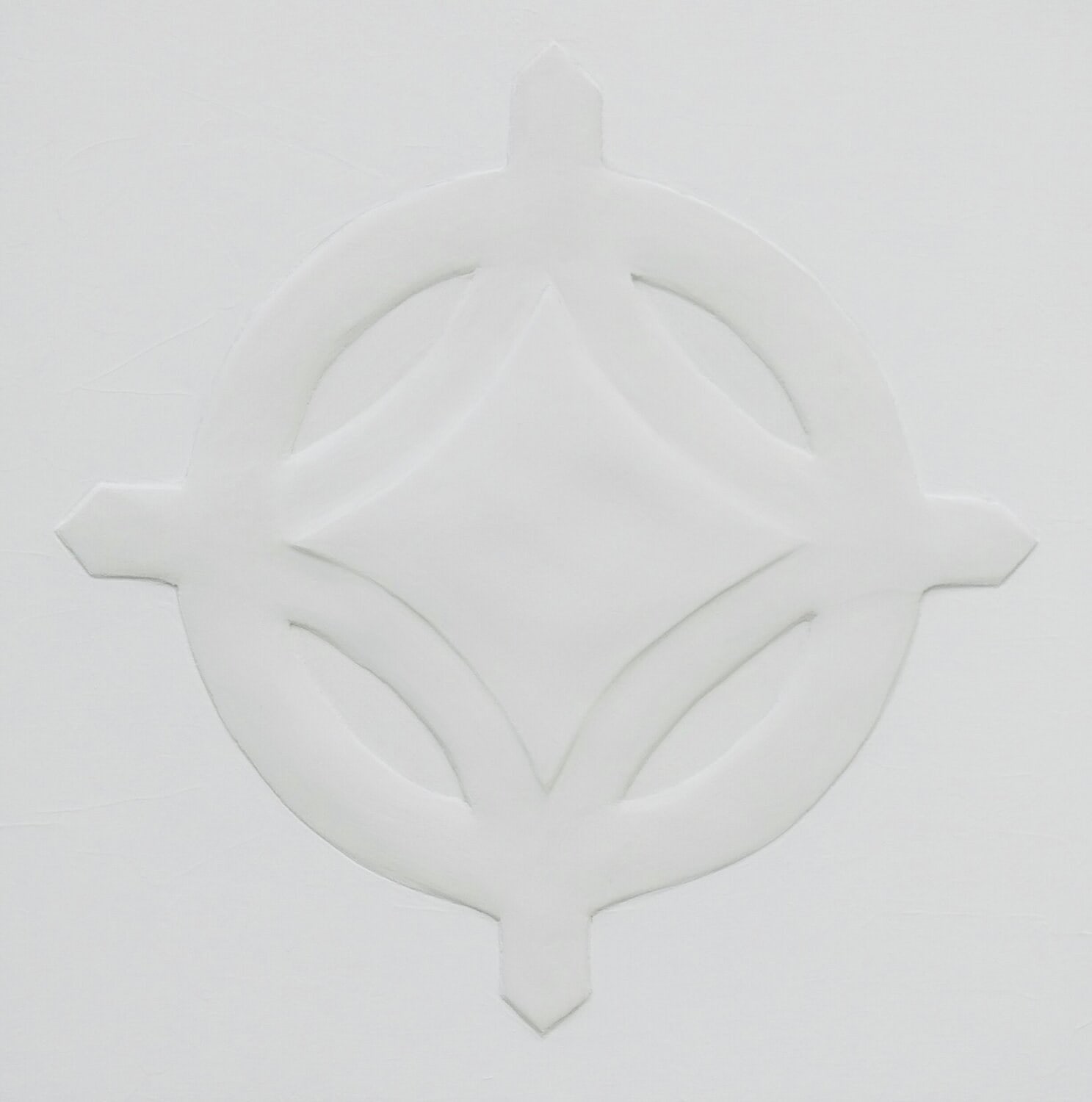 Relief silencieux, bas-relief de Nadine Hardy, technique mixte, 30 × 30 cm, 2025